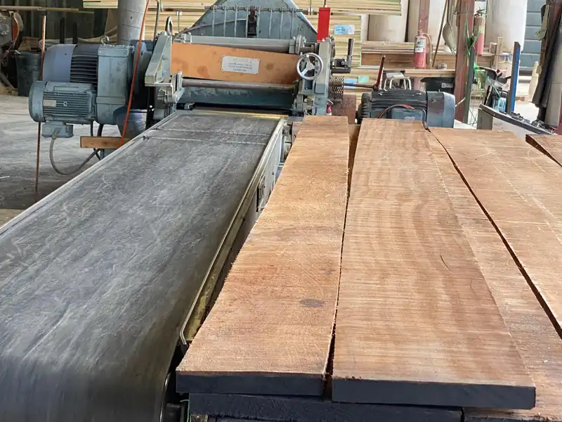Wide boards on a conveyor feeding a mill machine