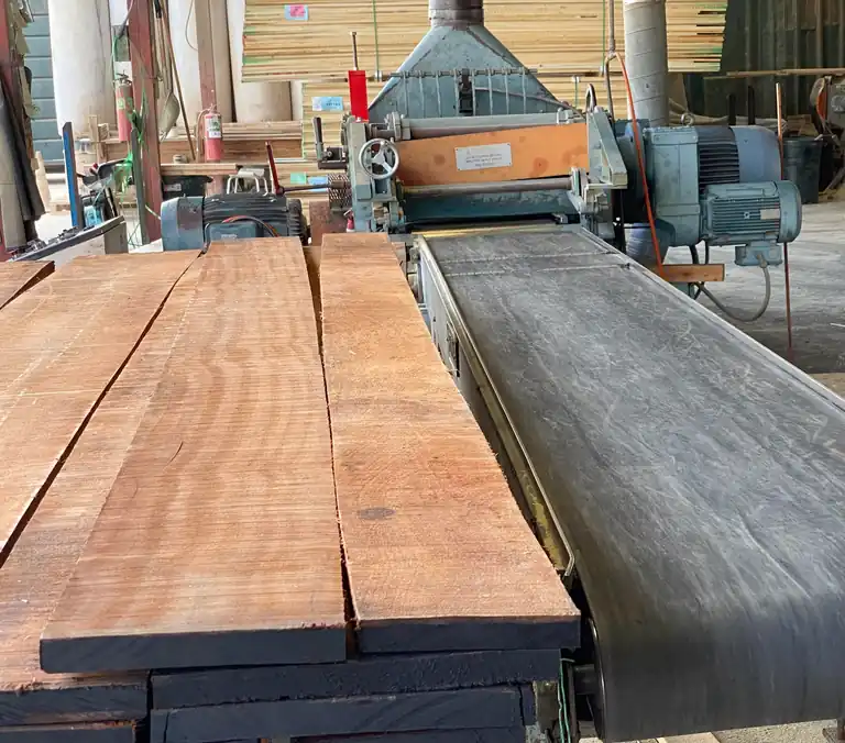 Wide boards on a conveyor feeding a mill machine